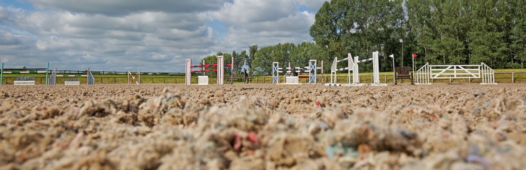 equestrian-surfaces-ltd-sand-synthetic-fibre-02-scaled-aspect-ratio-1700-550