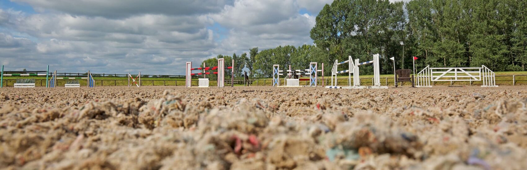 equestrian-surfaces-ltd-sand-synthetic-fibre-02-scaled-aspect-ratio-1700-550
